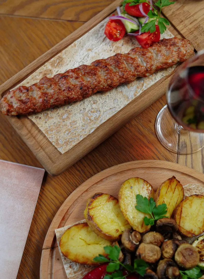 Adana kebab s grilovanými bramborami