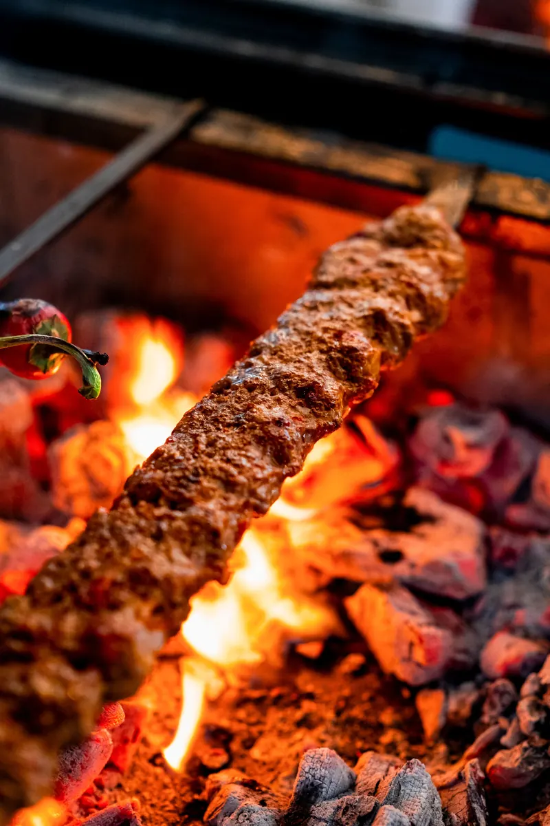 Adana kebab nad plamenem