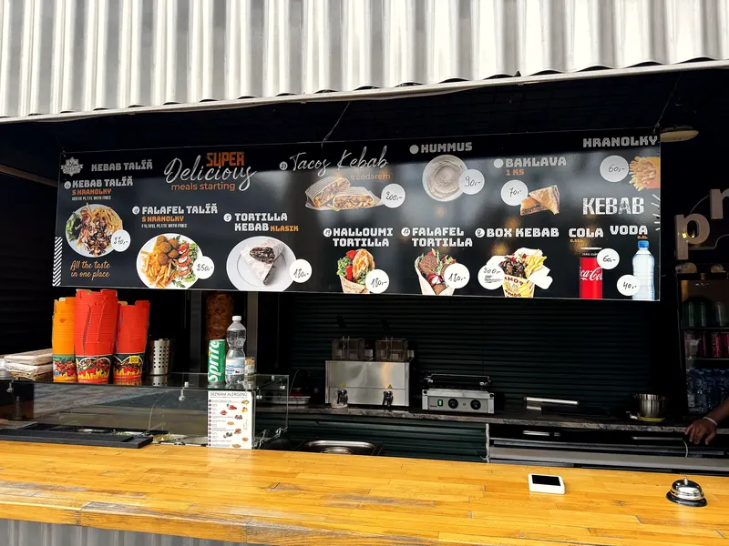 Pult stánku Famous Grill v Manifesto Market Anděl